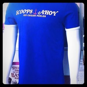 Scoops Ahoy icecream parlor. T-shirt Size M